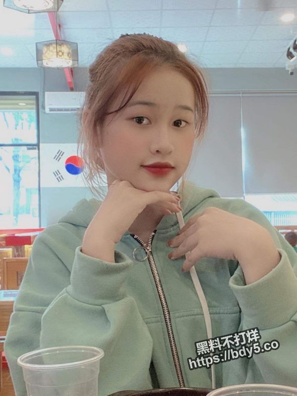 越南青春明媚反差少女.jpg