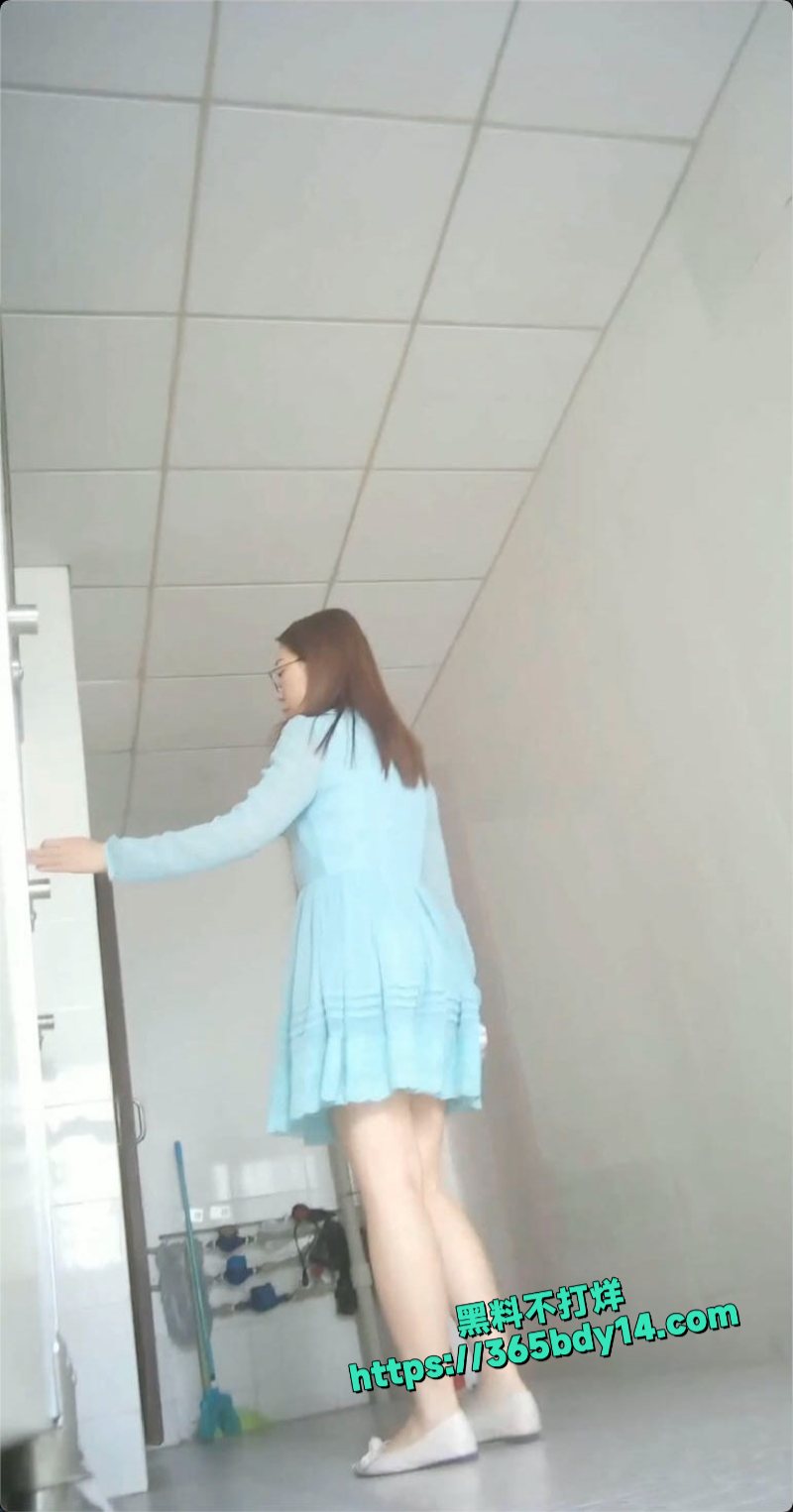 江苏电子厂女厕所偷拍1