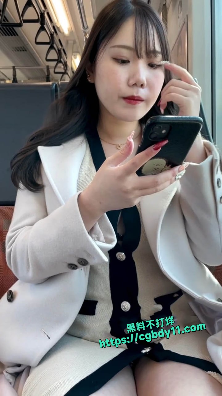 气质出众的少妇竟然当众在公众场所里露出拍摄5.jpg