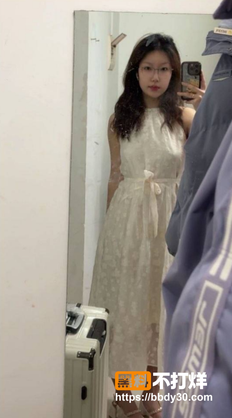 女老师和男友做爱自拍1