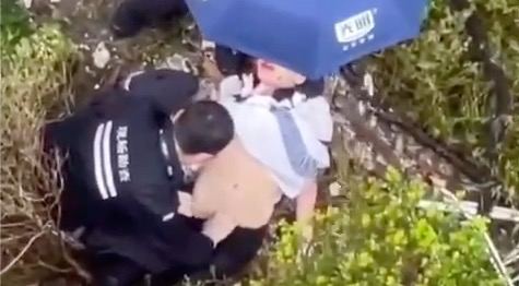 震惊 美女跳楼自杀 搜救人员竟如此施救！为什么还要脱人家裤子呢