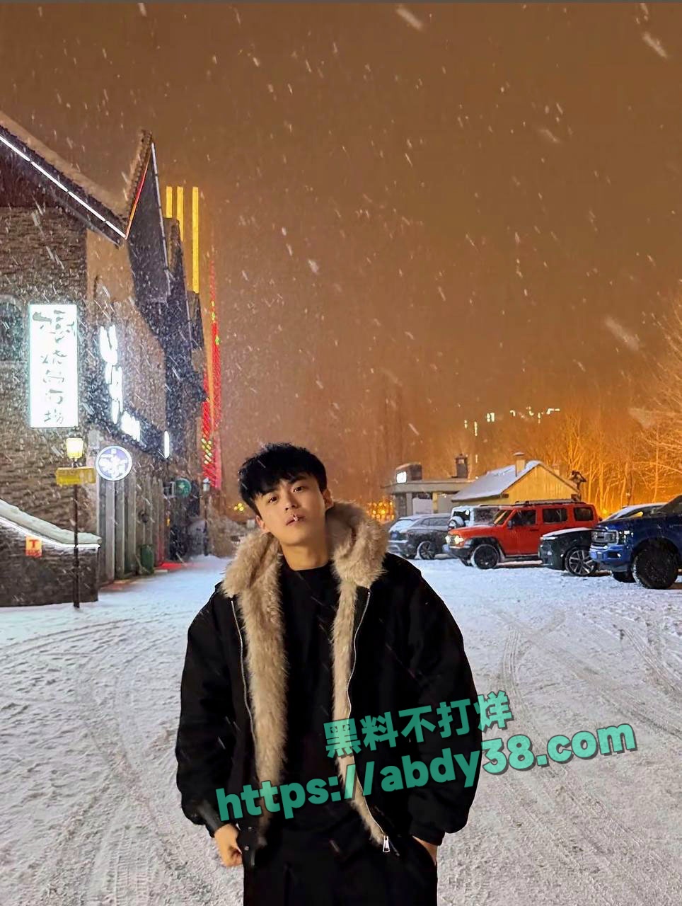 快手网红牌晓亮直播间公然吸毒 10