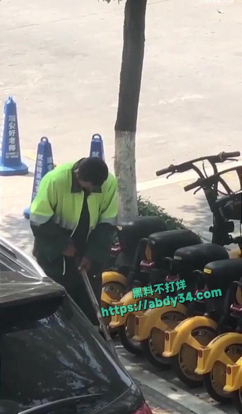 大爷公共场所拿扫把打飞机6