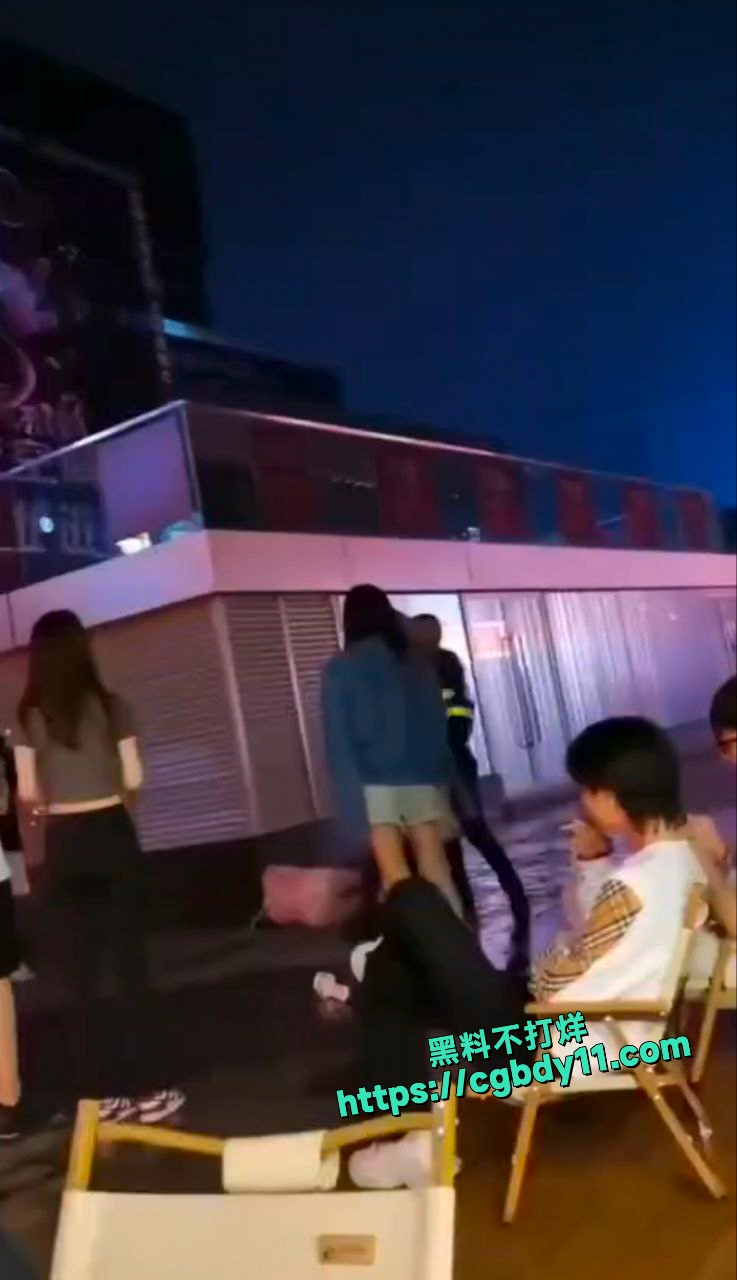 广东精神小妹当街打架4