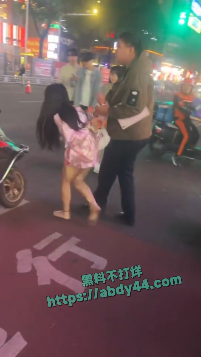长沙一女子当街裸露2
