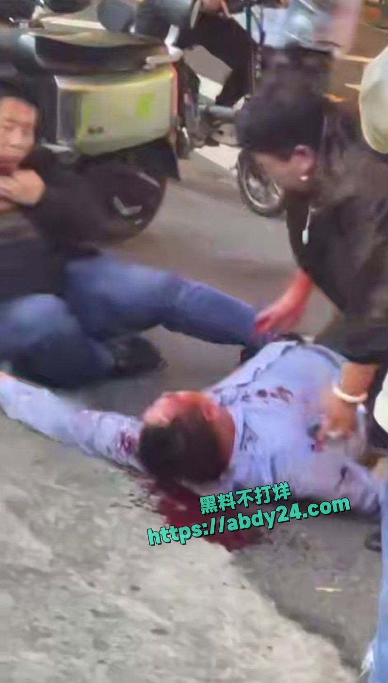 街头两男子倒地头破血流3