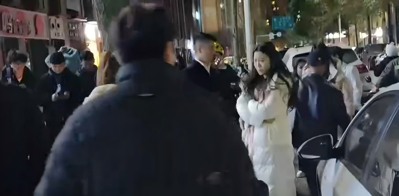 小仙女菜市场出轨翻车被抓 野男开车逃跑 女子厚脸皮无所谓 丈夫气的吐口水