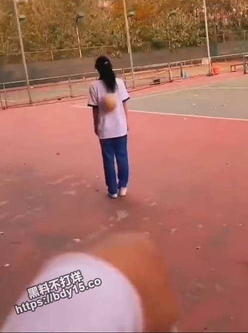 男子商务KTV点小姐.jpg