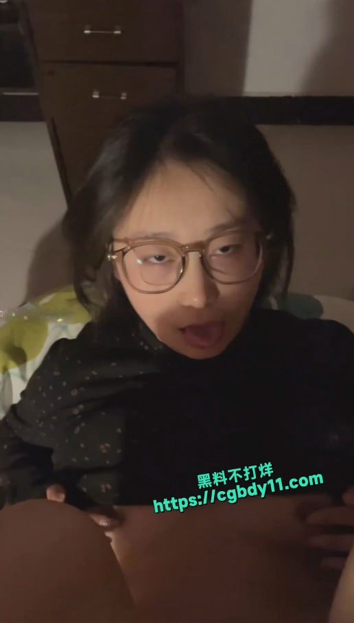 眼镜娘果然够骚 这么小的鸡巴也吃的下去5.jpg