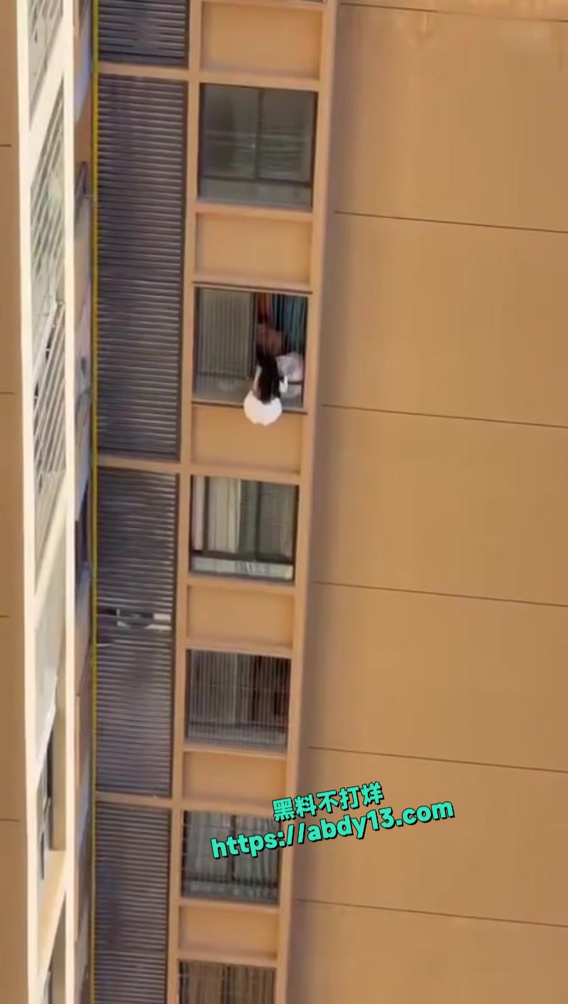 女子高楼翻窗逃跑 5