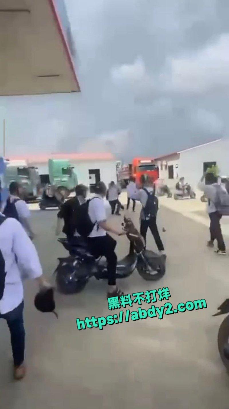 越南胡志明市精神小伙扎脖子1
