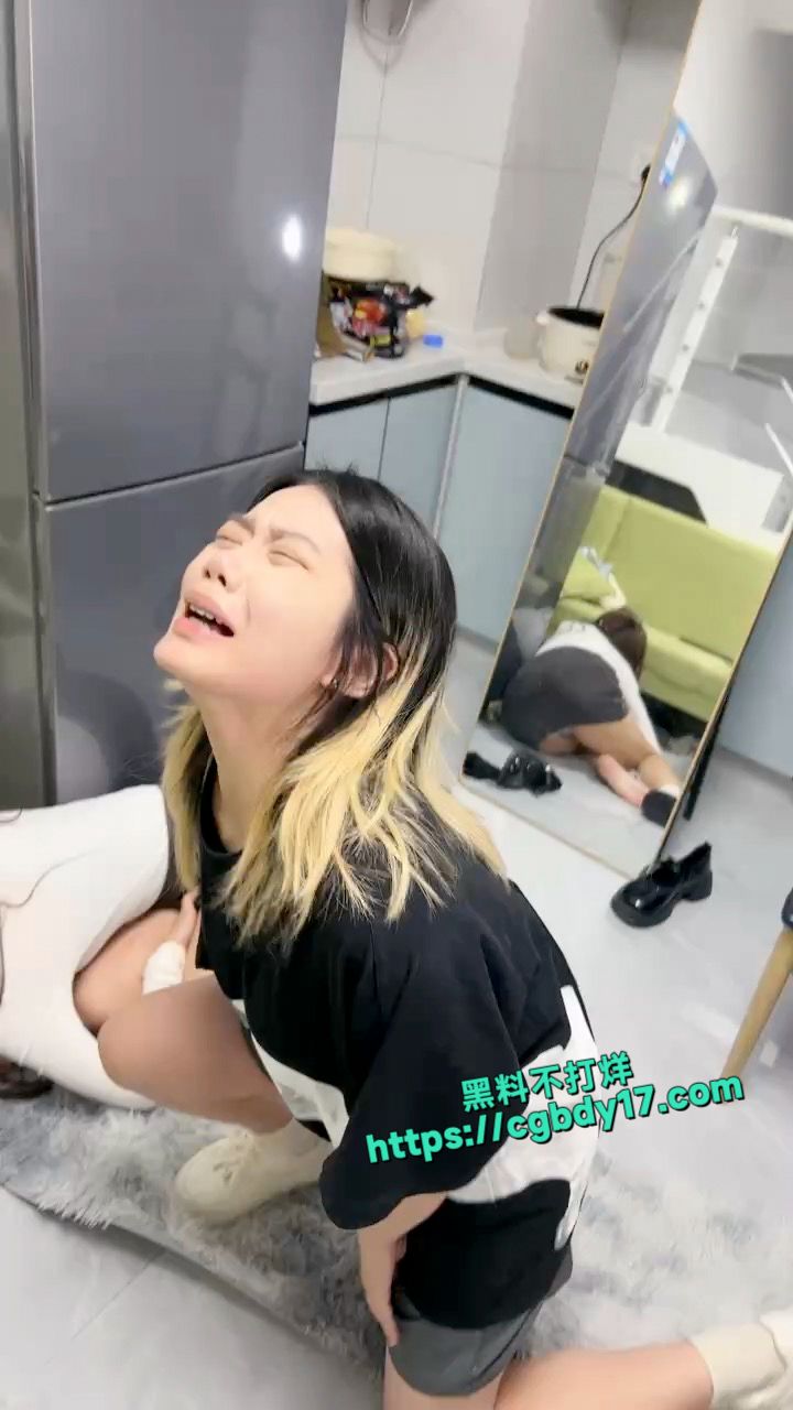短发女王再次一次性调教两个绝美小母狗 1