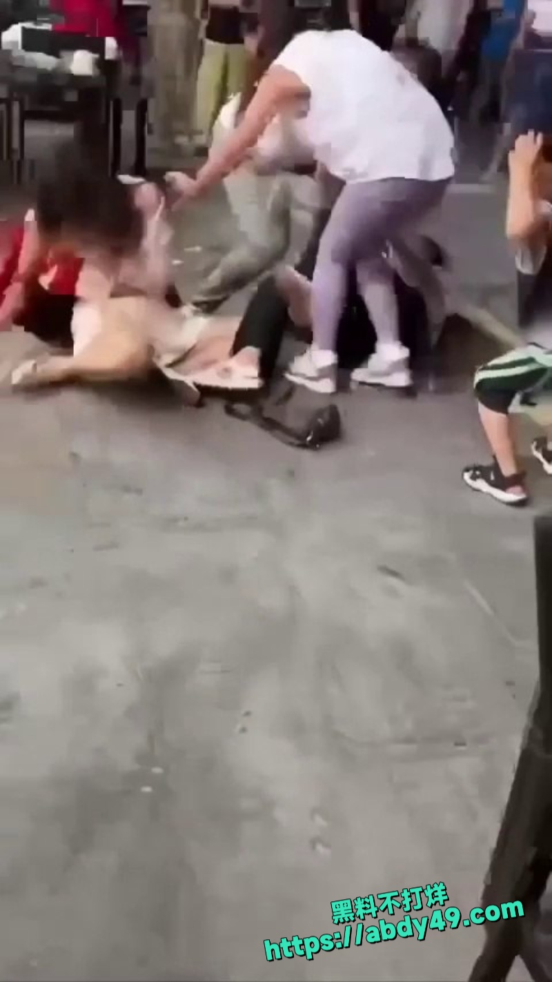 姐妹打架 衣服全被扯掉 6