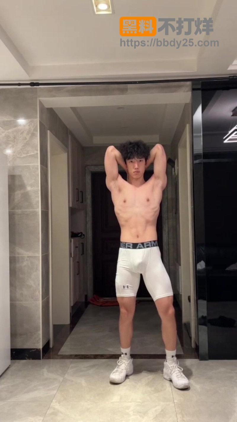 网红薄肌闫清源在客厅自拍2