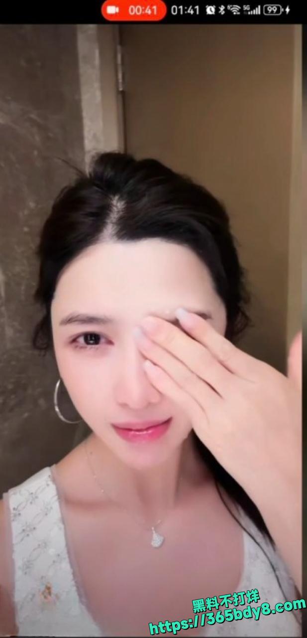 抖音百万网红直播洗脸不慎走光4