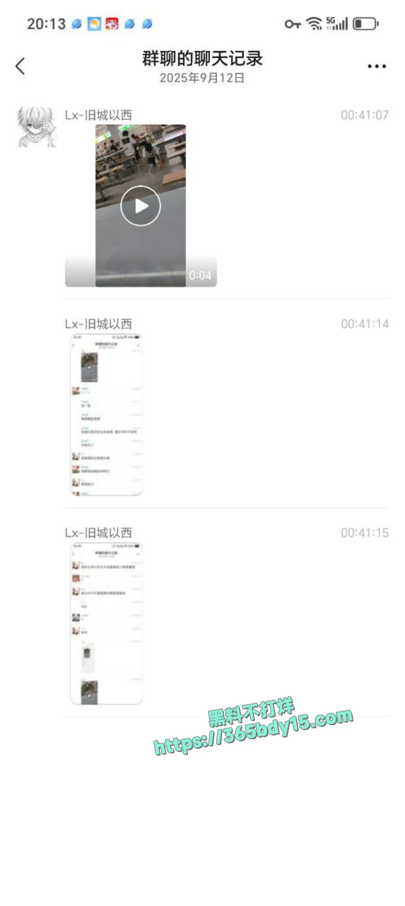 扬州大学西区食堂一女学生牵着自己的契约兽在食堂内爬行3