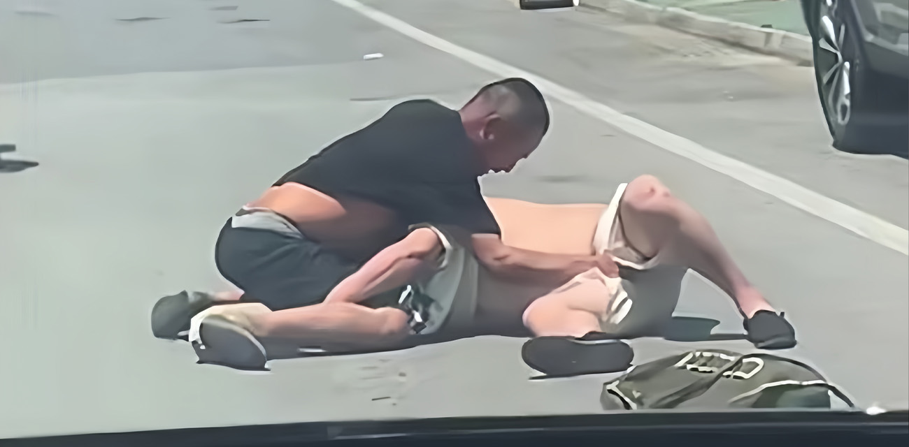 男的最懂男的痛楚 街头两男互殴 互相攻击对方死穴 互相扣鸡吧 看得就疼