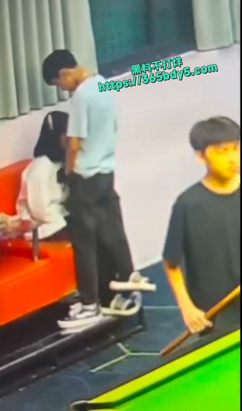 年轻人在台球馆口交