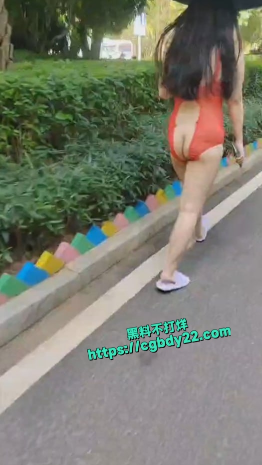 开档露皮红色情趣制服 大街上疯狂露出 人流中穿过5