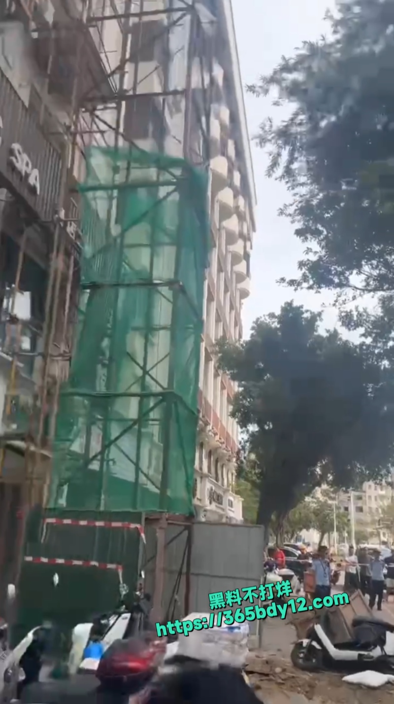 三亚酒店装修工程推车坠落砸中3名路人4