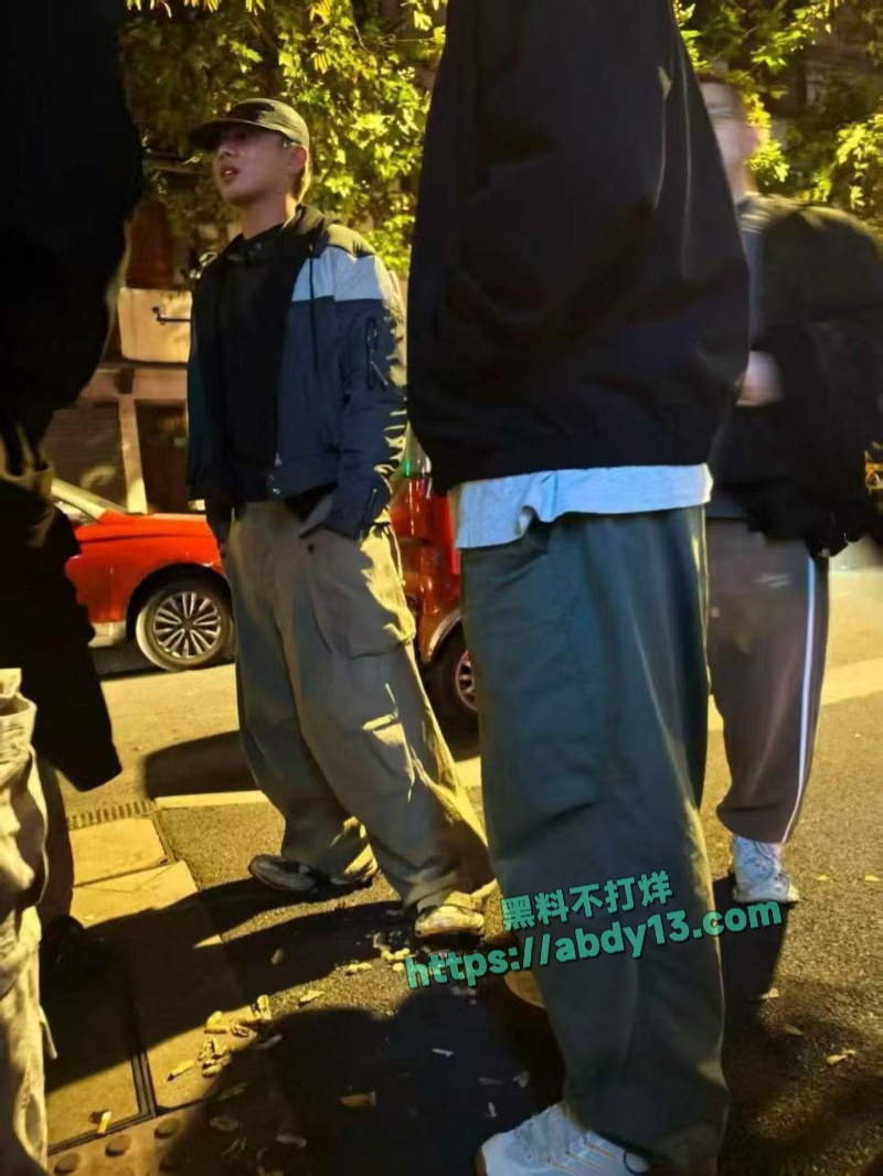 韩国影帝刘亚仁现身上海男同酒吧 28