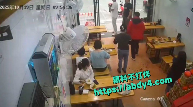 小仙女面馆一人独占两凳态度嚣张被男子及父亲当场暴打  3