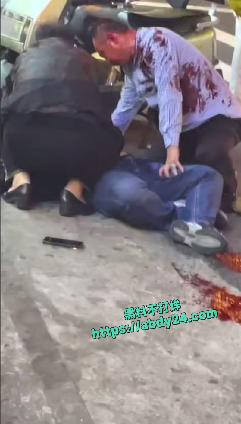 街头两男子倒地头破血流5