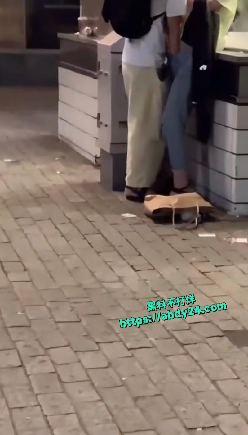 日本涩谷街头小情侣当街热吻4