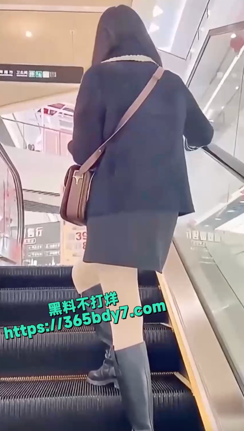 试衣间和JK制服美女偷情做爱1