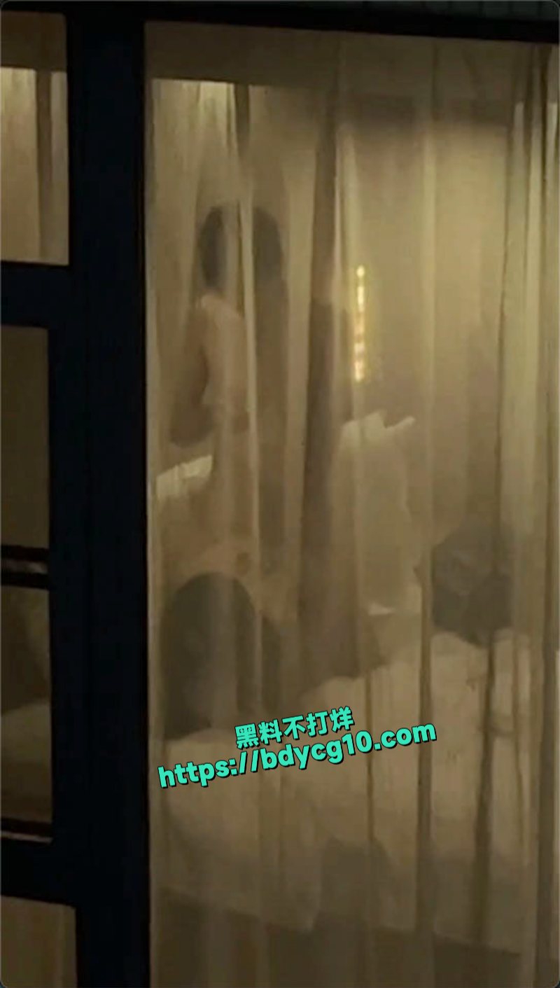 夫妻做爱不拉窗帘被对面楼一群老六拍下全程7