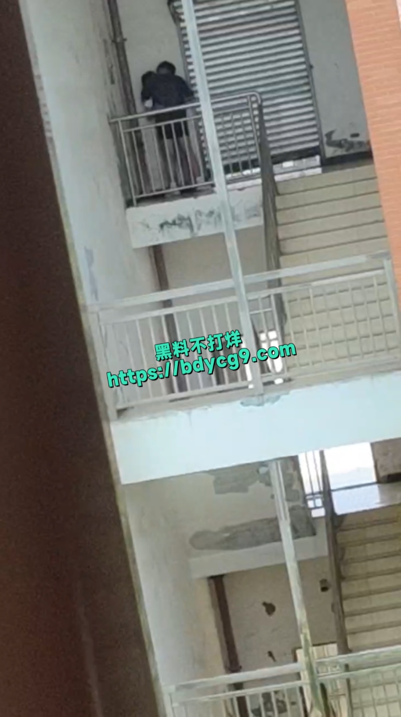 学生在教学楼上演活春宫3