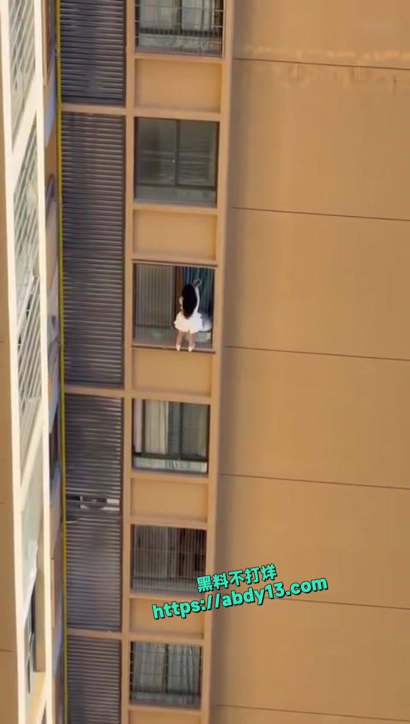 女子高楼翻窗逃跑 8