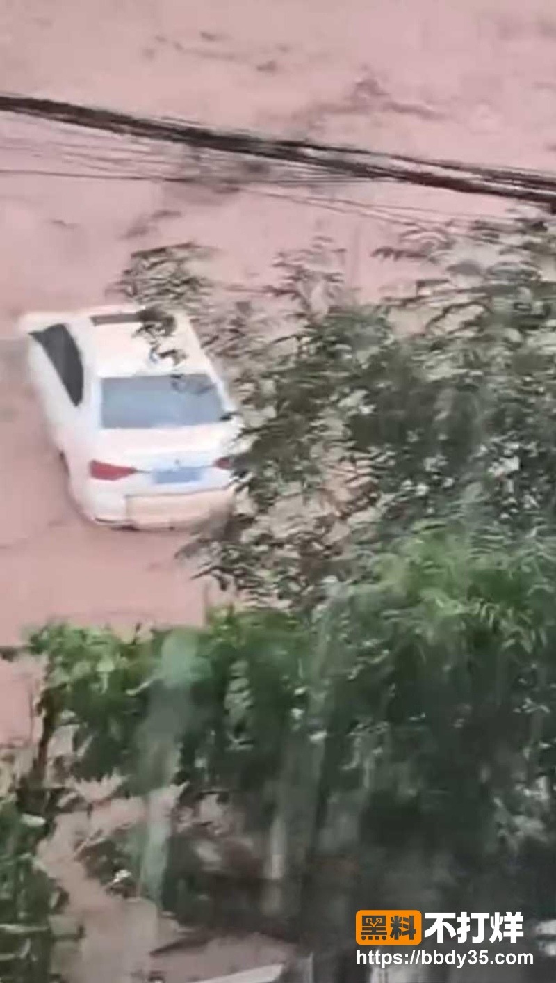 乐山马边彝族自治县暴雨山洪画面 4