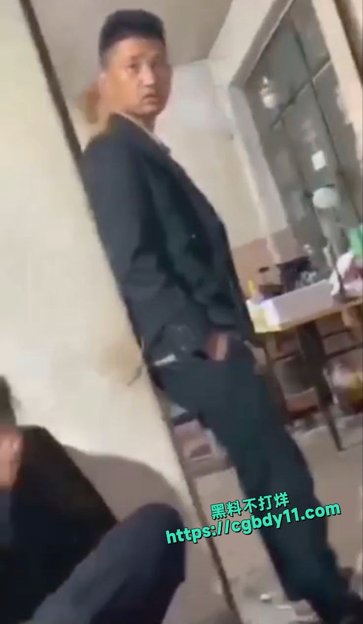 精神小伙小妹组团深夜公共女厕所挖大便吃6