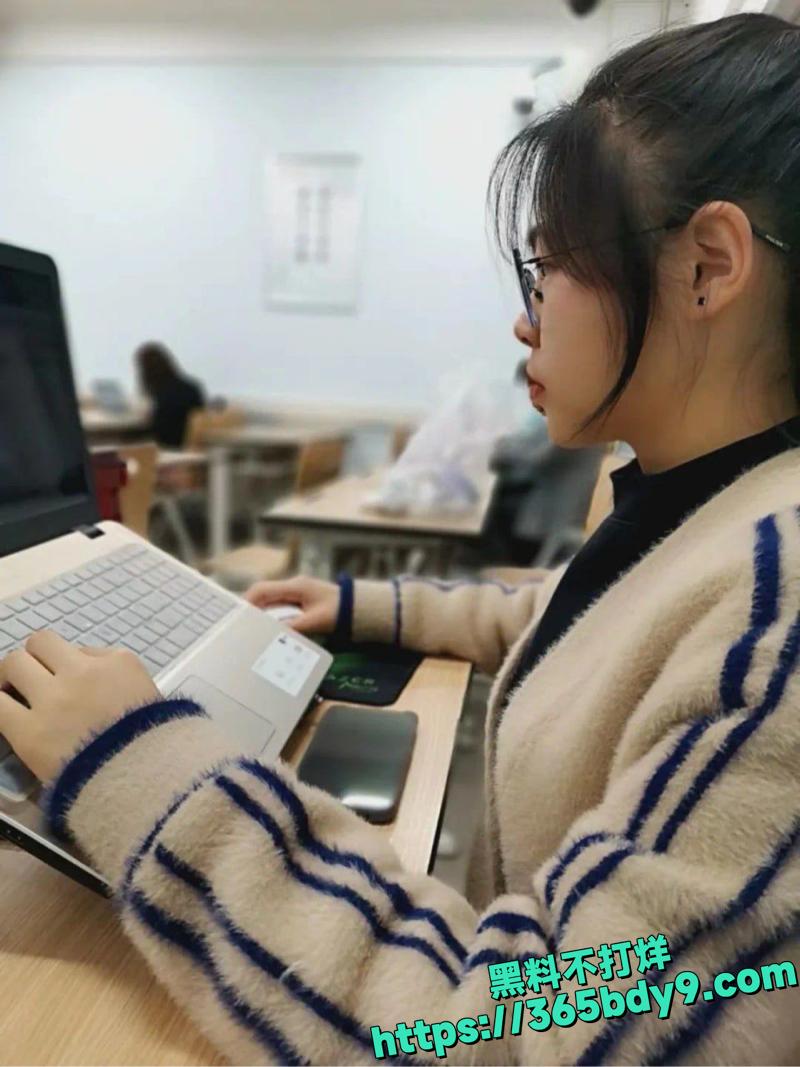 四川罗俊萌学姐出轨体育生5