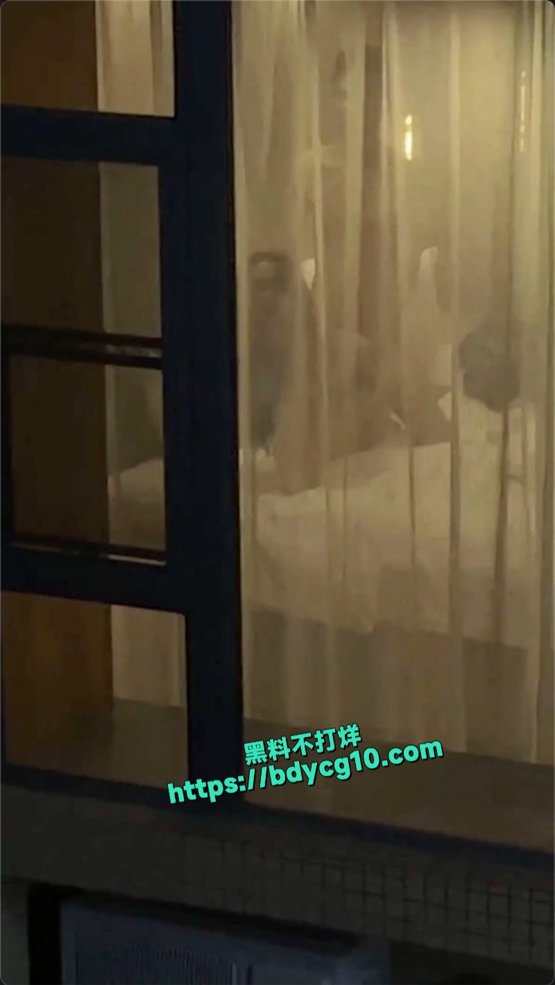 夫妻做爱不拉窗帘被对面楼一群老六拍下全程4