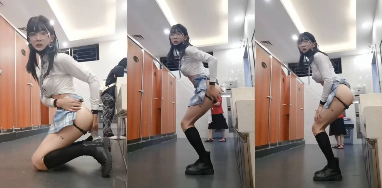 金主的任务 网红在女厕所当众自慰 丝毫不在乎身边有没有人！