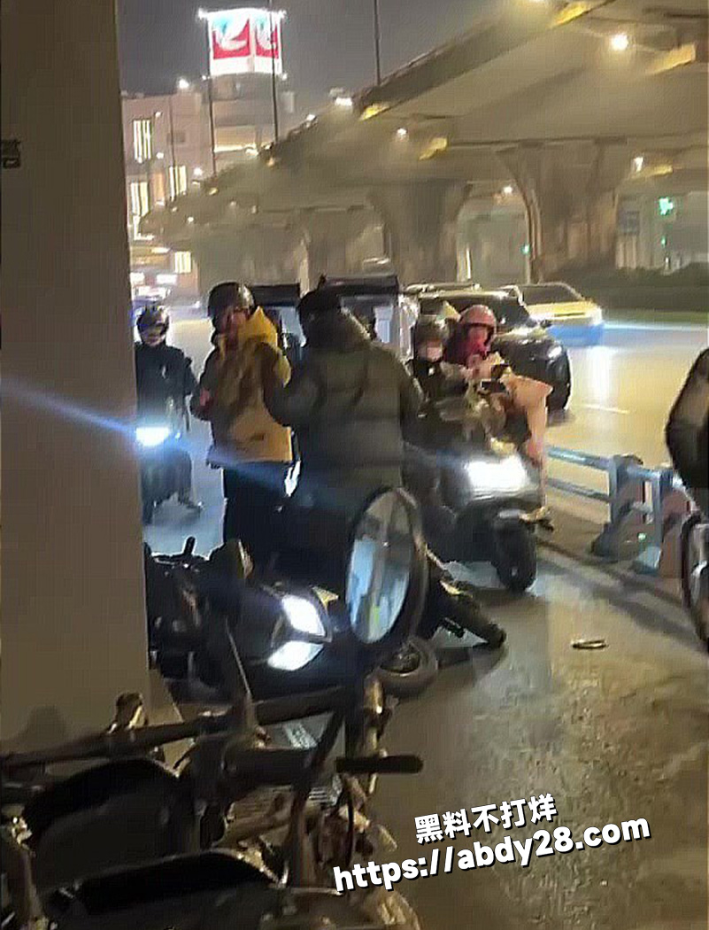 成都武侯双楠伊藤两人撞车现场2
