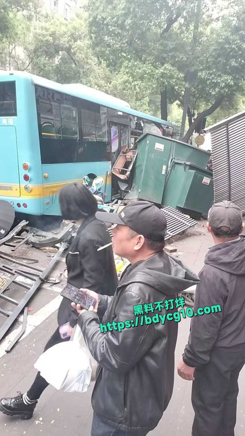 江西南昌公交车失控撞人3