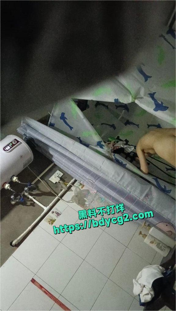 偷拍姐姐和表妹洗澡1