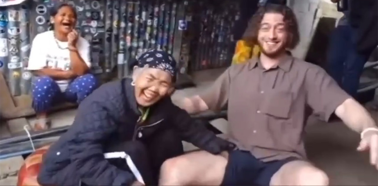 老奶奶抓住洋人的大屌 说自己没见过想要见识一下 果然骚货老了也改不掉