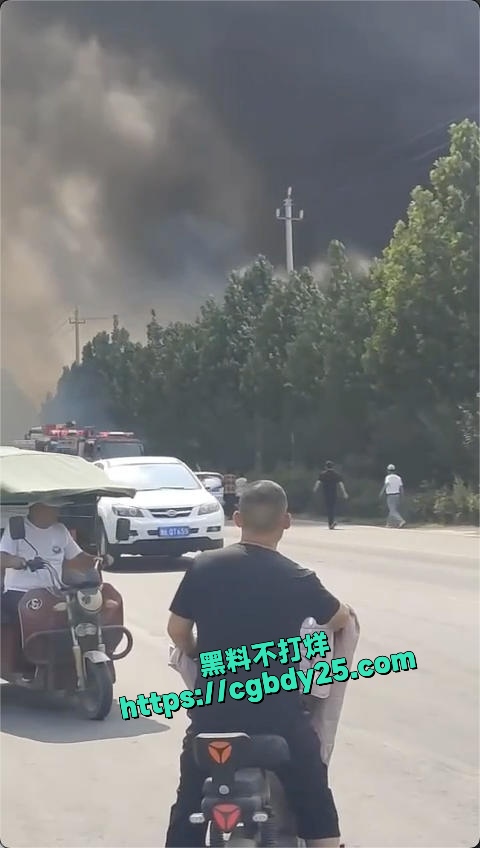 河南许昌一厂房突发火灾1