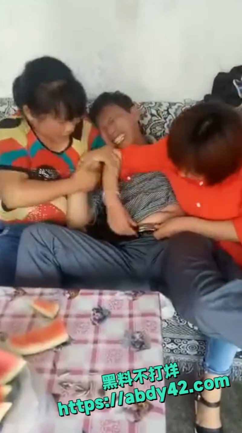 大妈去脱大爷的裤子 4