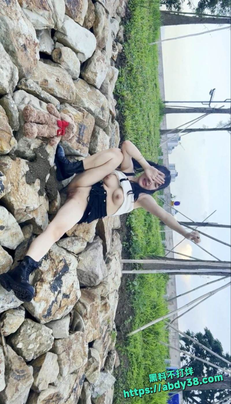 顶级户外露出博主 TonyJ和贝贝 5