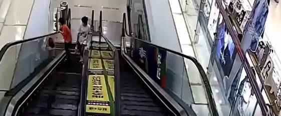 熊孩子扶梯夹头童年阴影 头卡扶梯楼板间超级危险 抢救不及时后果严重