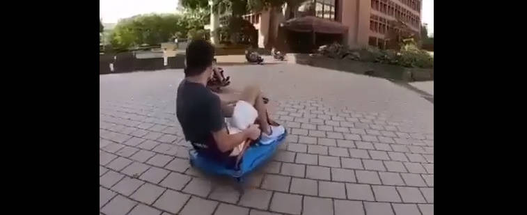 漂移小车车童年最爱玩具 小区组队一起漂移超有成就感 拿妹子都不换的快乐回忆