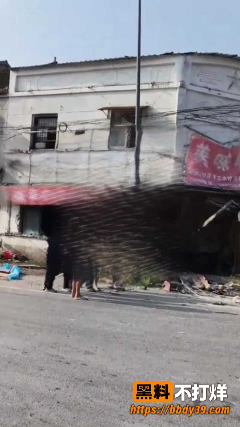 山东成武汶上集镇羊杂汤店惨遭货车撞击 疑似疲劳驾驶 现场画面极其惨烈