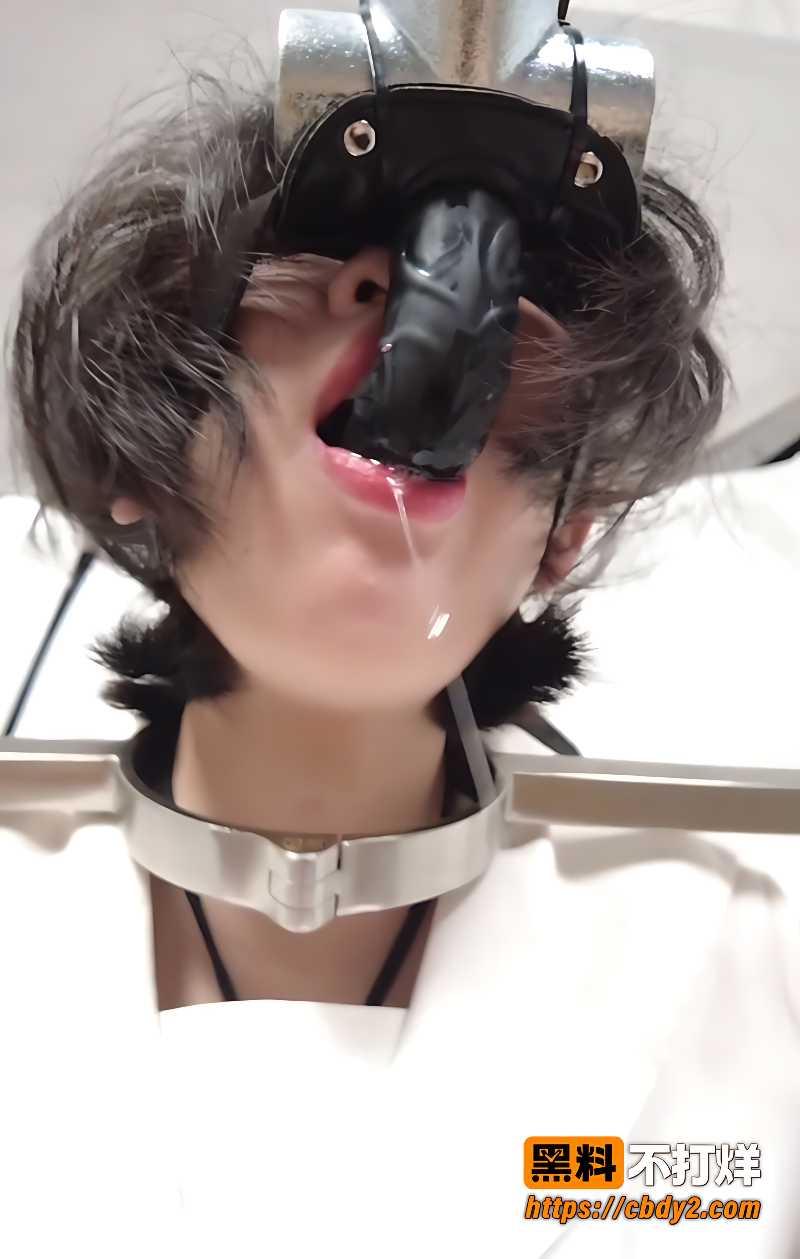 JK妹子被固定在支架上嘴里塞着开口塞2