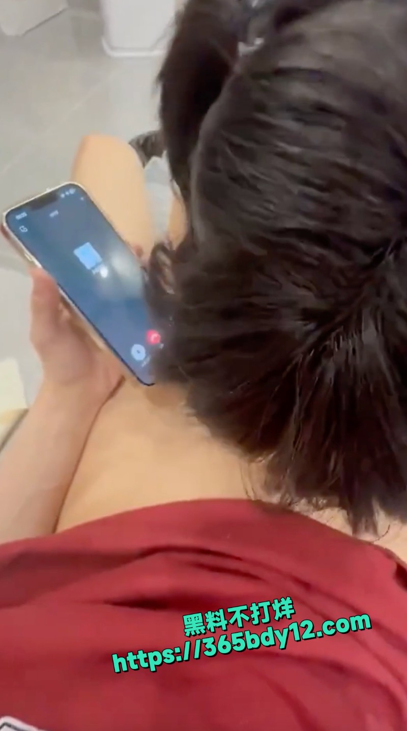 边吃鸡巴边给男友打电话1