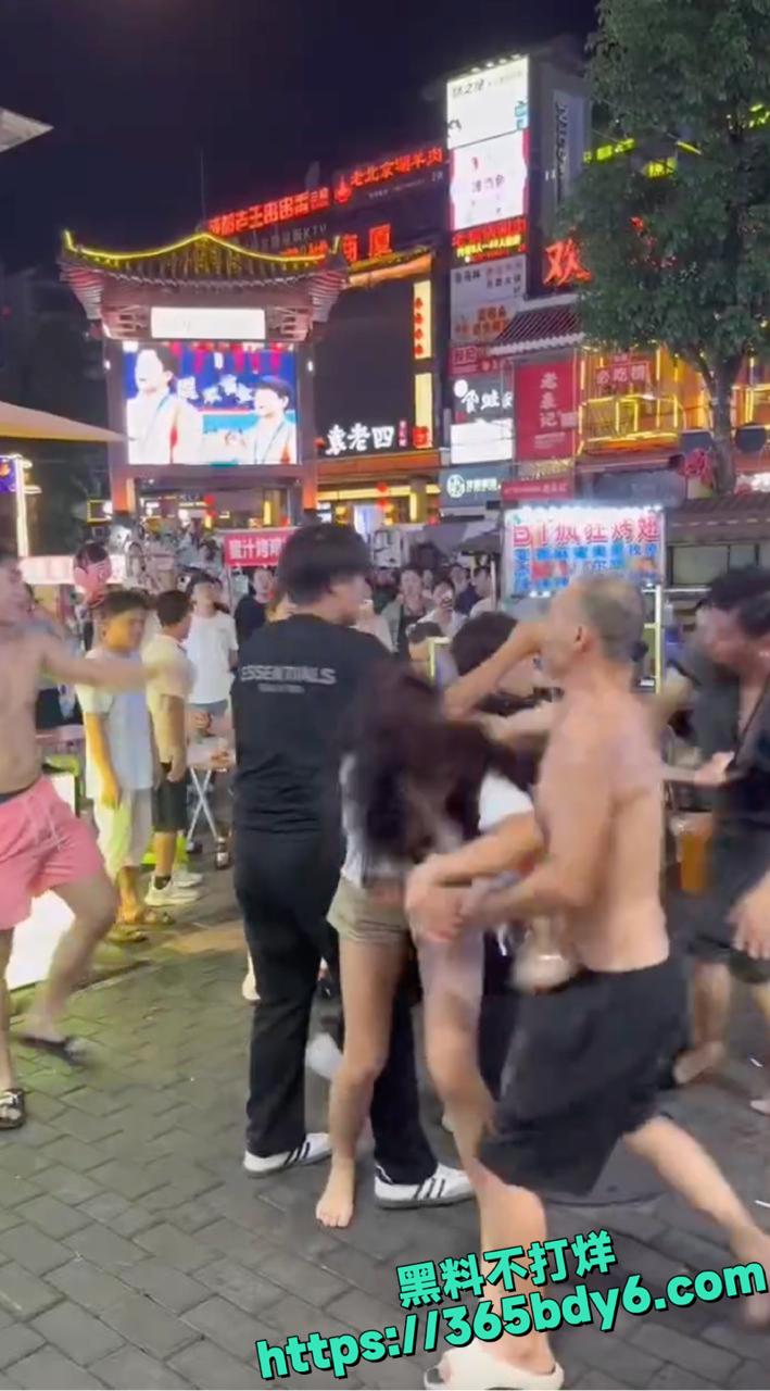 广西南宁街头骚扰事件引发激烈斗殴3
